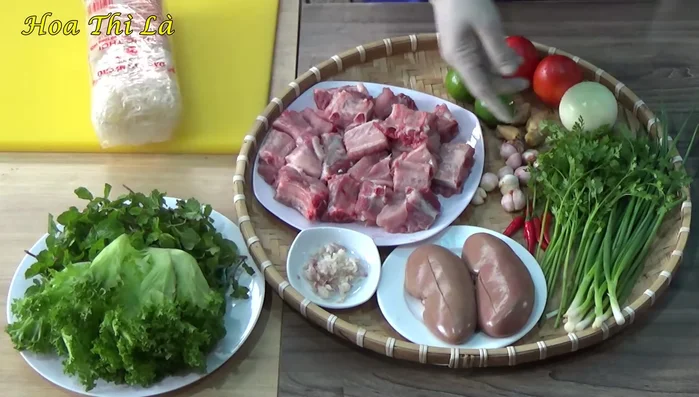 Sơ chế sườn: rửa sạch, trụng sơ qua nước sôi để loại bỏ tạp chất (50.239). Sau đó, hầm mềm sườn với gừng, hành tím, muối và đường phèn (93.649, 112.909, 151.83, 180.49). Có thể hầm trước và giữ lạnh để tiết kiệm thời gian (72.05).