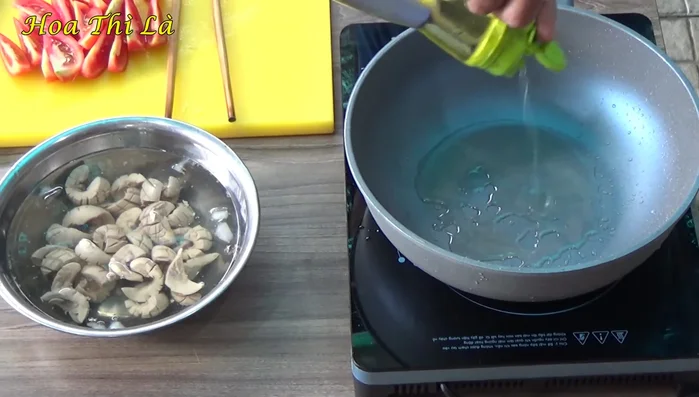 Cho cà chua xào vào nước dùng sườn (604.709). Nêm nếm gia vị (618).