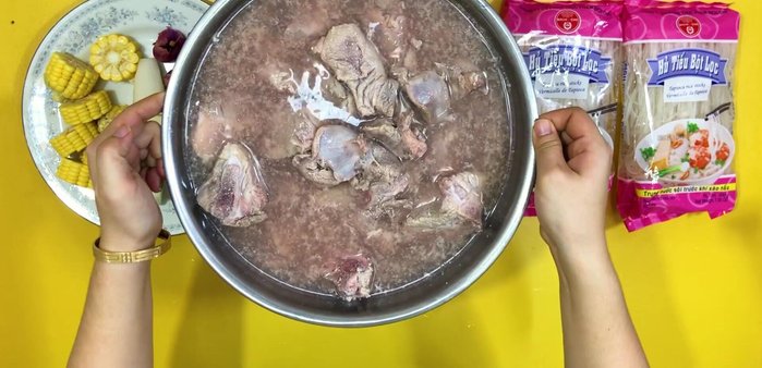 Rửa sạch xương heo với nước.