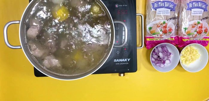Vớt bọt, ninh xương trên lửa vừa cho đến khi xương mềm và nước dùng trong.