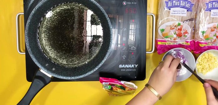 Phi thơm hành tím và tỏi băm với 1 muỗng canh bột bắp.