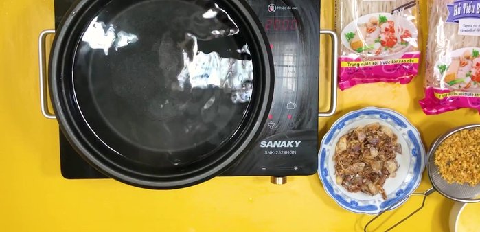 Trụng hủ tiếu qua nước sôi khoảng 3-4 phút cho mềm, sau đó xả lại với nước lạnh.