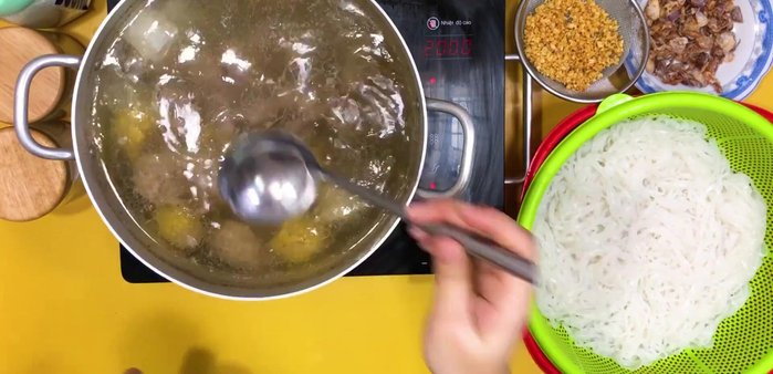 Nêm nếm nước dùng: bột ngọt, muối, hạt nêm, đường.
