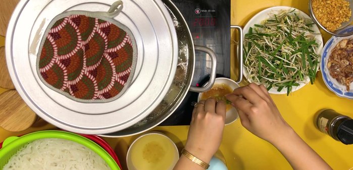 Làm nước chấm: đường, giấm, nước mắm, ớt, tiêu.