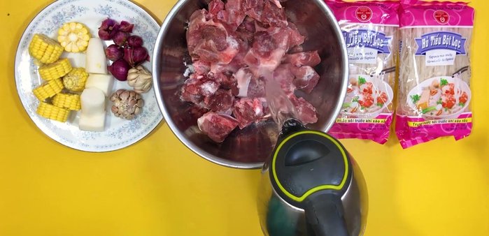 Trụng xương heo qua nước sôi để loại bỏ chất bẩn và mùi hôi.
