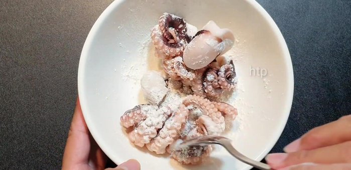 Tẩm bột: Trộn bạch tuộc với bột chiên giòn.