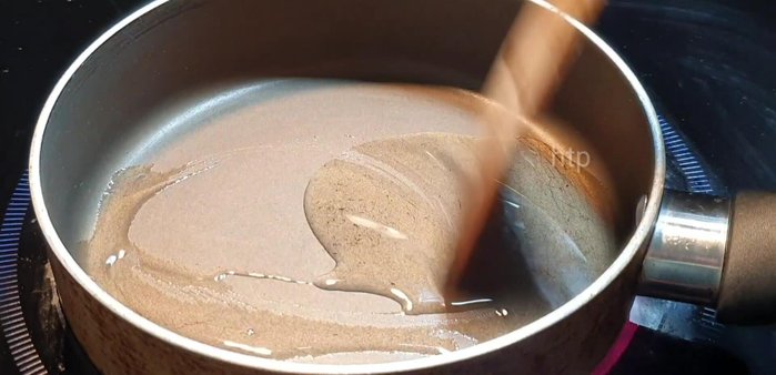 Phi thơm hành tỏi ớt sả: Cho tỏi, ớt, sả vào chảo nóng phi thơm.