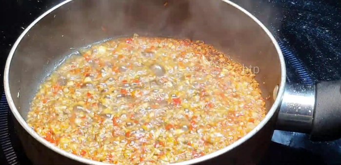 Rim bạch tuộc: Cho nước mắm, đường, hạt nêm, nước vào chảo, đun sôi. Thêm tương ớt. Khi nước sôi, cho bạch tuộc vào, đảo đều, đun nhỏ lửa đến khi nước sệt lại và bạch tuộc thấm gia vị.