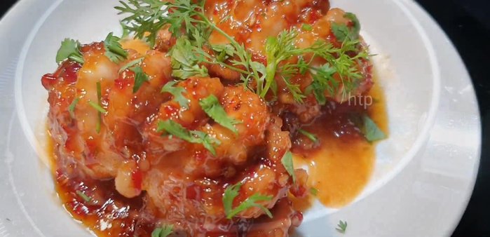 Trình bày: Cho bạch tuộc ra đĩa, trang trí với rau sống.