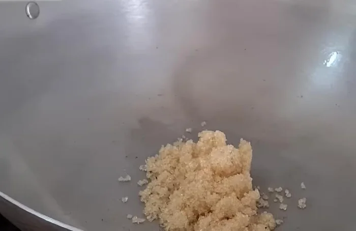 Cho cá vào chảo, thêm 1 muỗng đường, đảo đều.