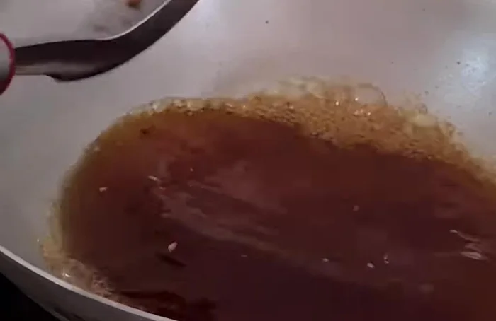 Thêm gia vị: Nước mắm, bột nêm, bột ngọt, tiêu (nếu ăn cay).