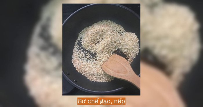 Sơ chế gạo nếp: vo sạch gạo và nếp (tỷ lệ 2:1), có thể thêm đậu xanh, rang với lửa nhỏ đến khi hơi ngả màu.