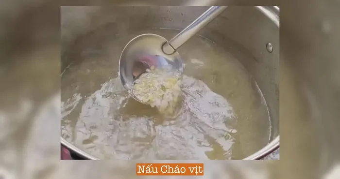 Cho gạo nếp đã rang và đậu xanh vào nồi, nấu lửa nhỏ cho cháo chín (khoảng 10 phút), vớt lòng ra.