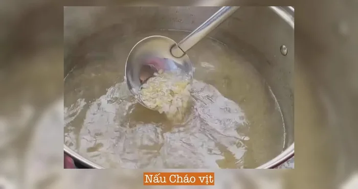 Nêm nếm gia vị cho cháo khi chín.
