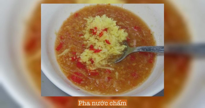 Pha nước chấm: trộn đường, nước mắm, nước cốt chanh, gừng, tỏi, ớt.