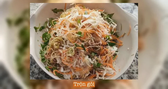 Trộn gỏi: trộn bắp cải, rau càng cua, bắp chuối, rau thơm với nước trộn gỏi.