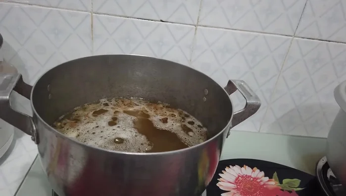 Khi kho cá linh, nếu muốn cá sánh hơn, cho 1 gói bột năng vào.