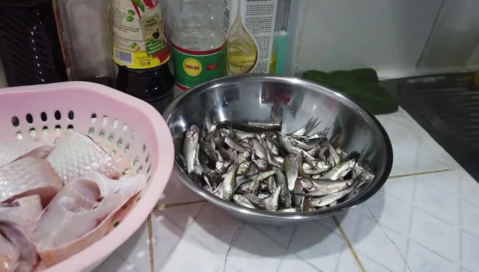 Kho cá linh: Ướp cá linh với gia vị, kho đến khi cá chín mềm.