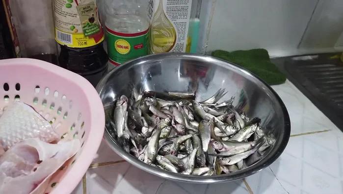 Thêm cá diêu hồng vào cháo khi cháo đã gần chín. Nêm nếm gia vị cho vừa ăn.