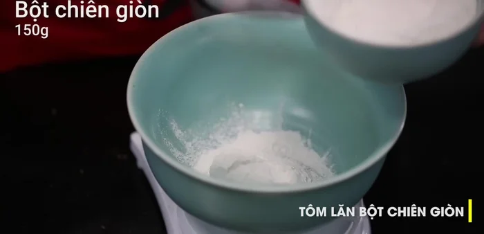 Pha hỗn hợp bột: Trộn 150g bột chiên giòn, 5g bột năng và nước đá.