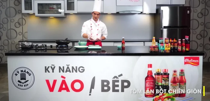 Lăn tôm qua hỗn hợp bột, sau đó lăn qua bột chiên xù.