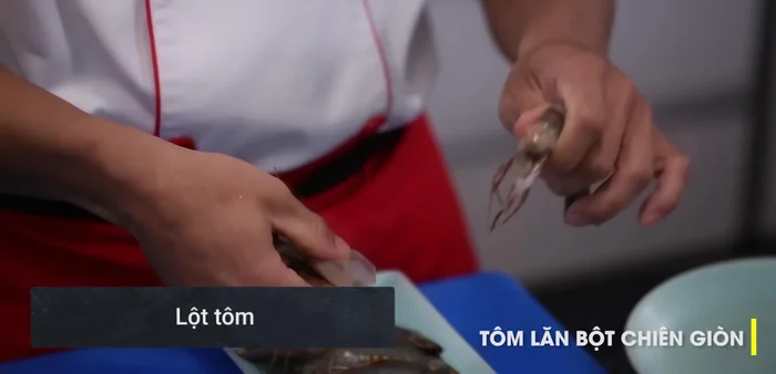 Sơ chế tôm: Lột vỏ, bỏ đầu, lấy chỉ lưng tôm. Rửa sạch.