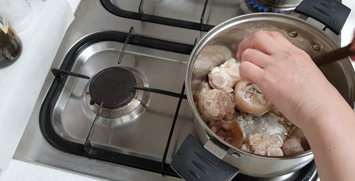 Nấu móng giò: Cho nước mắm vào xào cùng móng giò, sau đó thêm 1,5 lít nước sôi, đun sôi rồi hạ nhỏ lửa ninh khoảng 40 phút cho mềm.
