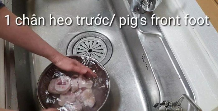 Làm sạch móng giò: Cạo sạch lông, chặt thành miếng nhỏ. Chần qua nước sôi với gừng và hành tây để khử mùi.