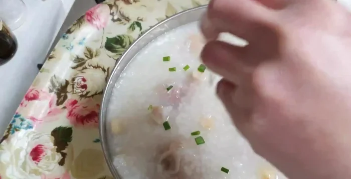 Hoàn thành: Tắt bếp. Múc cháo ra bát, thêm hành lá (tùy chọn).
