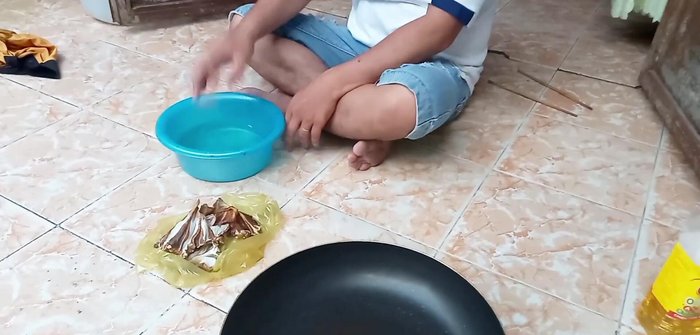 Rửa sạch khô cá đuối. (Lưu ý: Khô cá đuối sẽ không mềm hẳn khi chỉ rửa, nên áp dụng cách chiên dưới đây)