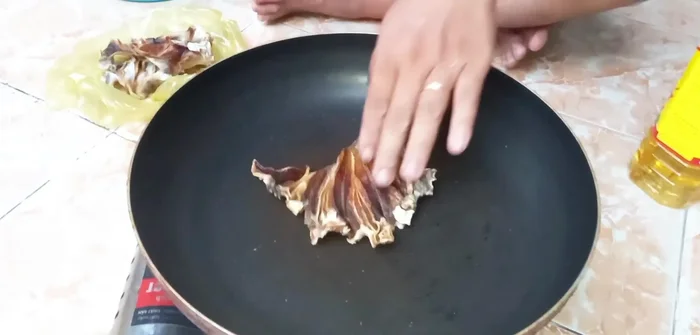 Cho khô cá đuối vào chảo, thêm một lượng nước vừa đủ ngập mặt khô.