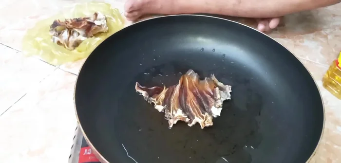 Chiên khô cá đuối với lửa vừa cho đến khi khô hơi săn lại và có màu vàng nhẹ. (Không chiên khô hoàn toàn)