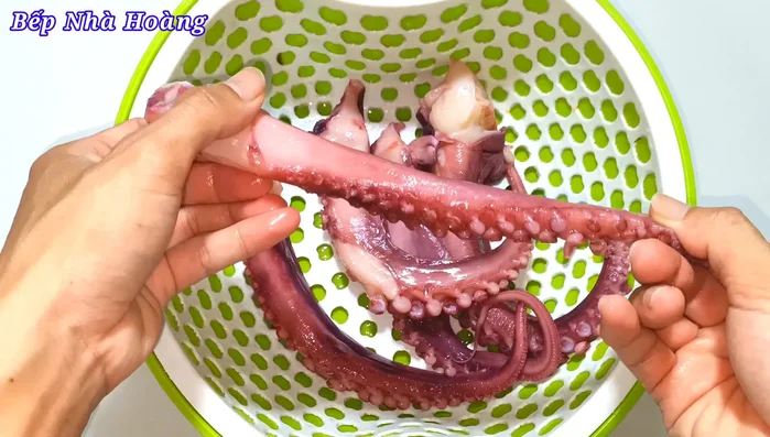 Khứa vài đường nhẹ lên thân râu bạch tuộc để khi luộc không bị co lại. (138.2)