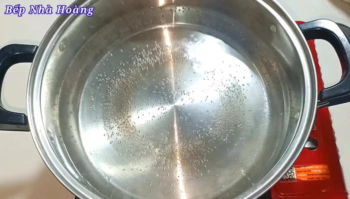 Cho nước vào nồi đun sôi, thêm gừng và sả vào. (163.64)