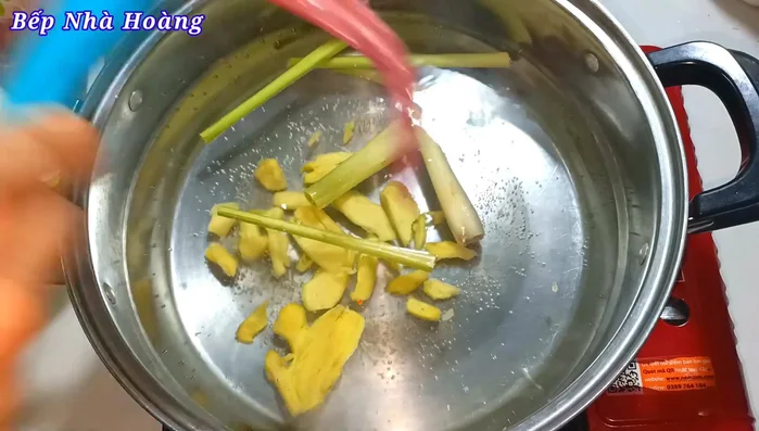 Cho râu bạch tuộc vào nồi nước sôi, đậy nắp lại và luộc khoảng 10-15 phút tùy thuộc vào kích thước râu (râu nhỏ 10 phút, râu to 15 phút). (173.239)