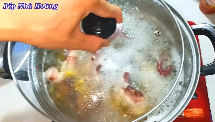 Chuẩn bị một tô nước đá. Sau khi luộc xong, vớt râu bạch tuộc ra ngay và ngâm vào nước đá để làm râu giòn hơn. (190.92)