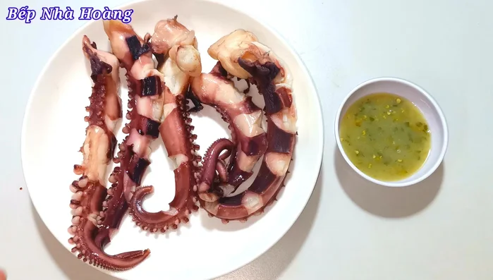 Vớt râu bạch tuộc ra, để ráo nước. Cắt nhỏ râu bạch tuộc nếu cần. (230.28)
