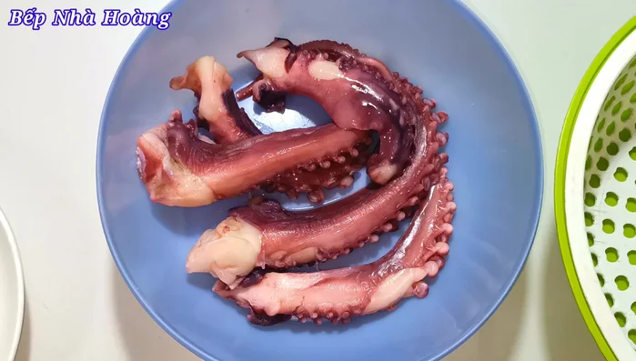 Cho râu bạch tuộc vào thố, thêm 1 muỗng muối và một ít nước giấm (hoặc chanh) để khử mùi và làm sạch. Chà xát nhẹ nhàng từng con râu. (34.2)