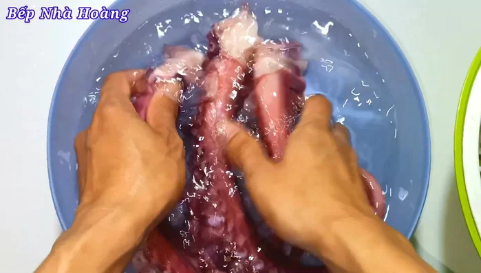 Rửa sạch râu bạch tuộc với nước nhiều lần cho đến khi sạch hoàn toàn. (71)
