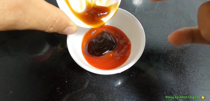 Pha nước sốt: Trộn đều tương cà, tương ớt, dầu hào, bột nêm, bột ngọt, tiêu và đường. Thêm 1 muỗng cà phê dầu mè và trộn đều.