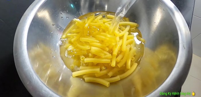 Ngâm nui: Ngâm nui trong nước khoảng 20 phút để luộc nhanh hơn.