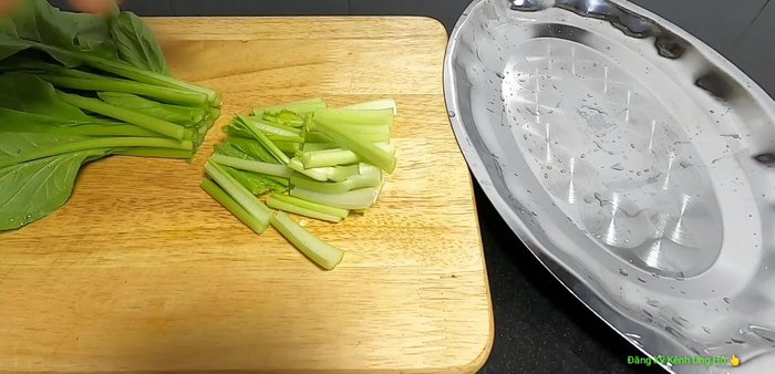 Sơ chế nguyên liệu: Cắt cải ngọt thành đoạn ngắn, cà chua thành hạt lựu, thịt bò thành que nhỏ.