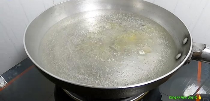 Luộc nui: Đun sôi nước, thêm 1 muỗng cà phê dầu ăn (để nui không dính). Cho nui vào luộc khoảng 5 phút (nếu đã ngâm). Vớt nui ra và rửa lại với nước lạnh.