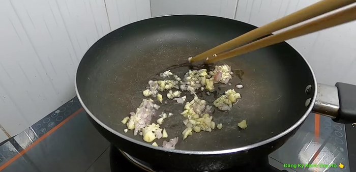 Xào nui: Cho dầu ăn vào chảo, phi thơm hành tỏi. Cho cải ngọt vào xào trước, tiếp theo là cà chua.