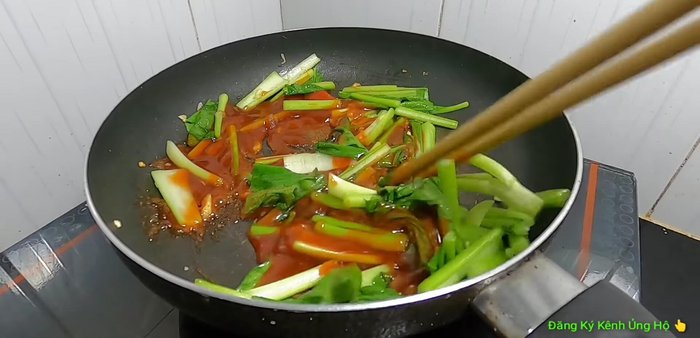 Thêm nước sốt: Cho nước sốt vào chảo, xào đều. Thêm nui vào, xào khoảng 30 giây.