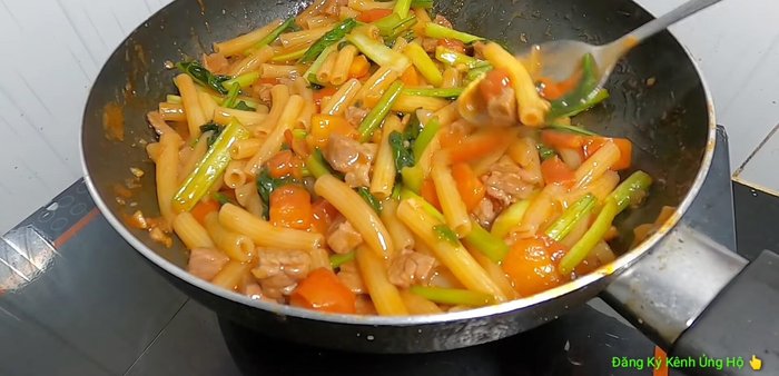 Hoàn thiện: Tắt bếp, thêm dầu mè và tiêu. Trình bày món ăn.