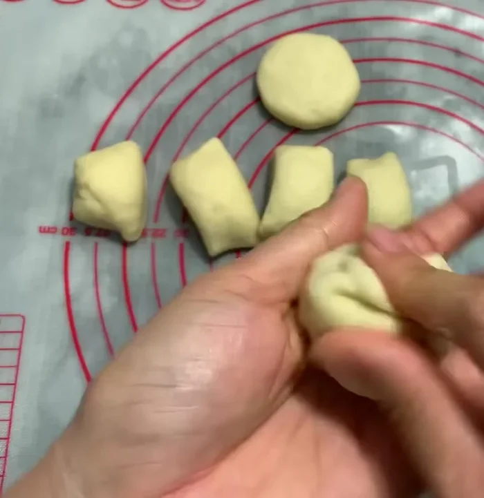 Chia bột thành 8 phần bằng nhau, tạo hình tròn và tạo một lỗ nhỏ ở giữa.