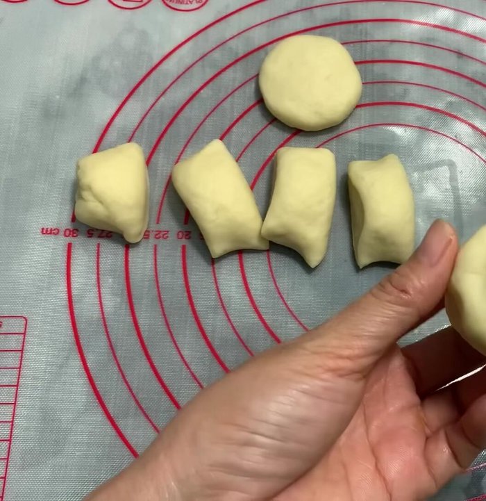 Cho khoảng nửa muỗng cà phê đường vào lỗ nhỏ, bóp chặt để đường không bị rơi ra.