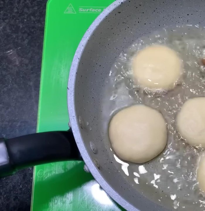 Cho bánh vào chảo, rán khoảng 3 phút mỗi mặt, dùng đũa nhẹ nhàng di chuyển bánh để tránh cháy.