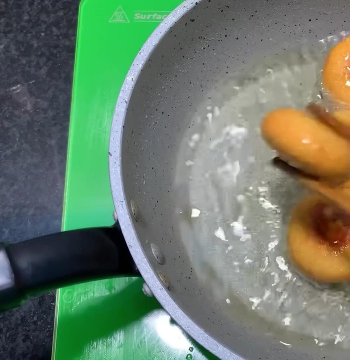 Rán bánh đến khi vàng giòn, khoảng 7 phút. Gắp bánh ra để lên giấy thấm dầu hoặc rổ thưa.